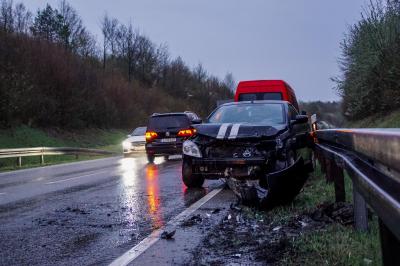 Stgt. Weilimdorf: Pkw kommt an Bordsteinkante und kracht in Leitplanke
